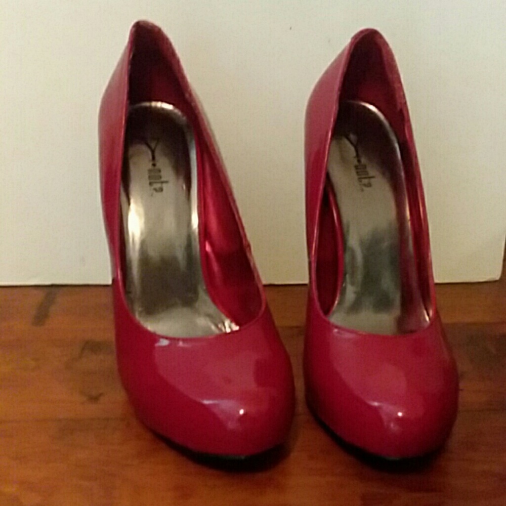 BEAUTIFUL Red Pumps by Y•not? SZ 7M "Queenie"